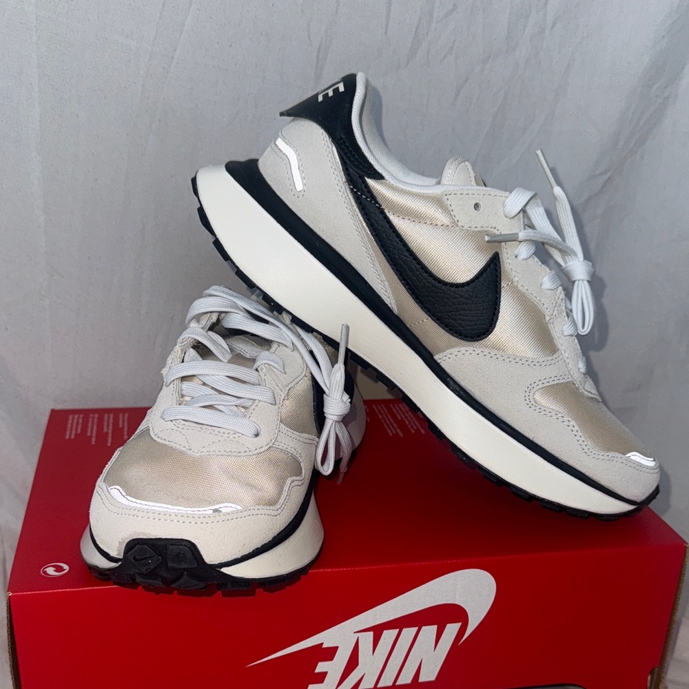 Nike Cream and Black Running Shoes